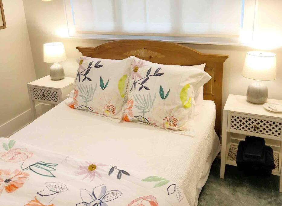 Liz Lane Cottage- Entire Guesthouse Чарлстън Екстериор снимка