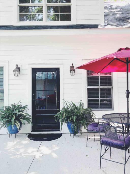 Liz Lane Cottage- Entire Guesthouse Чарлстън Екстериор снимка