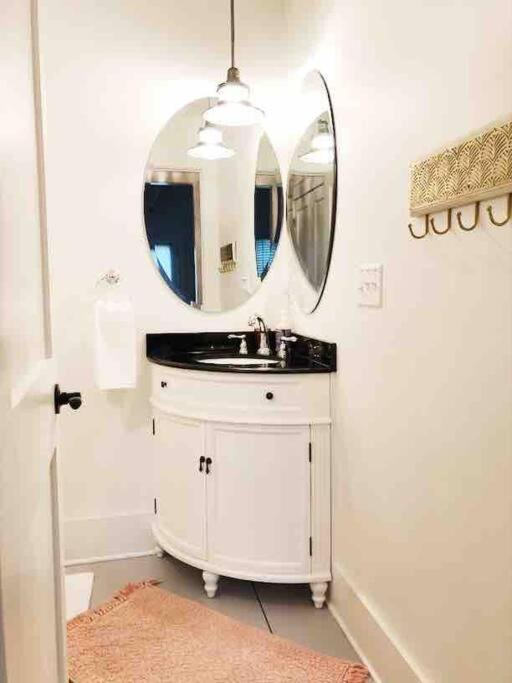 Liz Lane Cottage- Entire Guesthouse Чарлстън Екстериор снимка