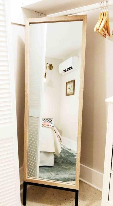 Liz Lane Cottage- Entire Guesthouse Чарлстън Екстериор снимка